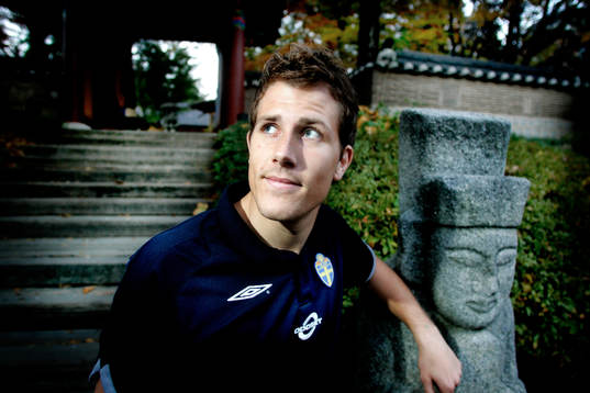 Tobias Hysén, utanför hotellet