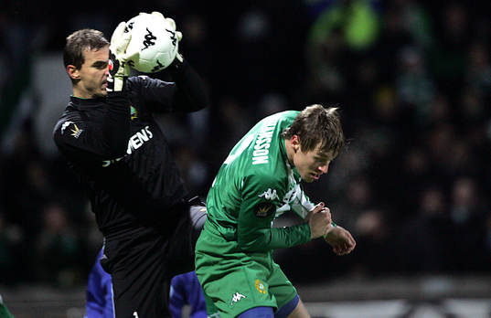 Ante Covic, målvakt, Hammarby plockar ned bollen