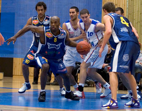 Derrick Tarver, Solna, med bollen, Viktor Bengtsson,