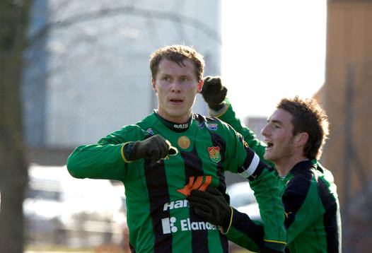 0-1 Målskytten Fredrik Lundgren grattas av Tomas Rosenkvist
