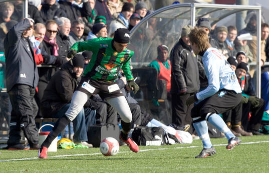 MFF-tränaren Sören Åkeby ser hur Khari Stephenson skojar