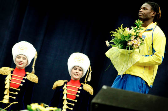 Alhaji Jeng, Sverige, tog silver. Prisutdelning med ryskor