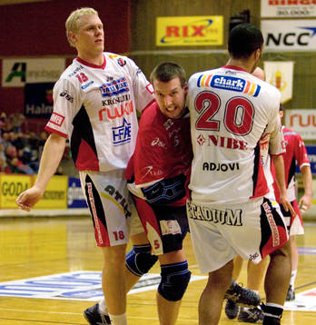 Jimmy Jansson, GUIF, försöker ta sig igenom