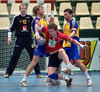 Pelle Linders och Stefan Lövgren håller fast Frank Löke