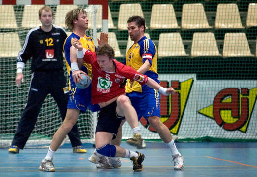 Pelle Linders och Stefan Lövgren håller fast Frank Löke