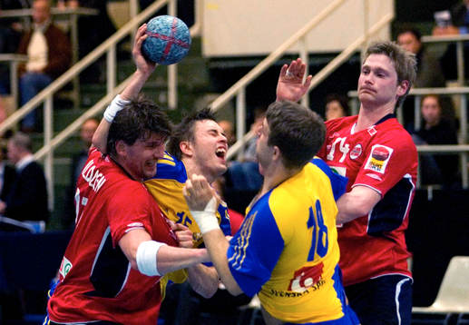 Jonas Larholm hårt trängd