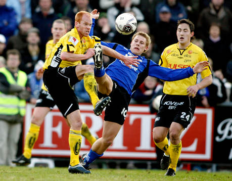 Här drar Patrik Ingelsten, Halmstad på sig ett gult kort