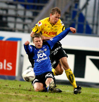 Halmstads Joel Johansson får en tryckare