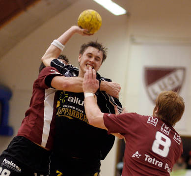 Sävehofs Jonas Larholm tränger sig fram