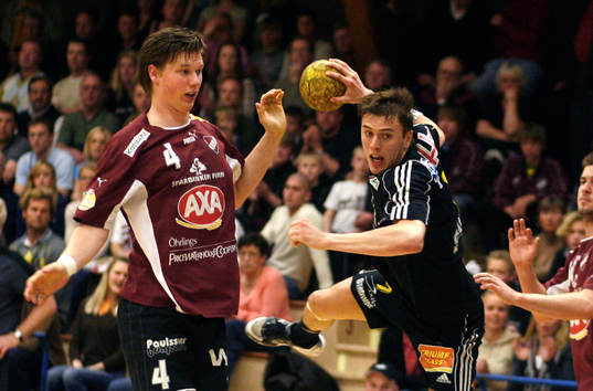 Jonas Larholm skjuter