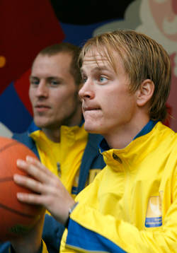 Jesper Berggren koncentrerad på basket i femkampen på