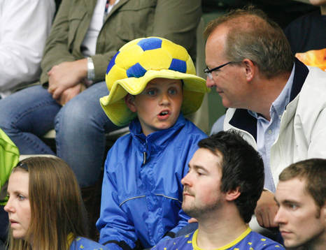 Innebandy. VM. Tyskland - Sverige. Ung entusiast på
