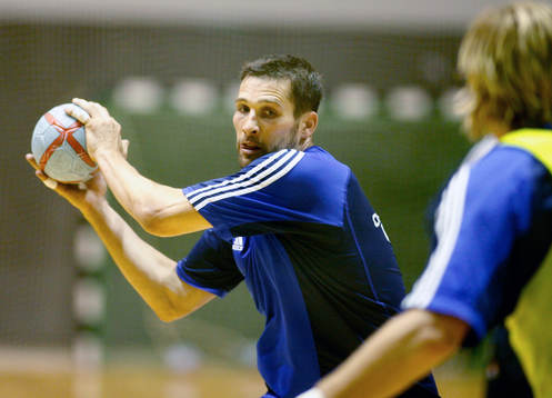 Handboll. VM-kval. Island - Sverige. Stefan Lövgren laddar