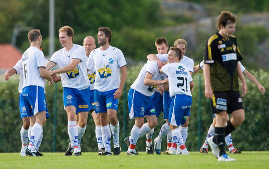 3-målsskytten Niclas Löfgren och Skärhamn jublar, David