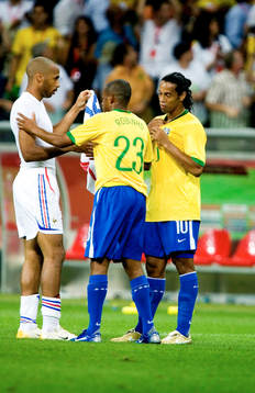 Thierry Henry, Frankrike, byter tröja med Ronaldinho,