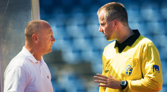 Sören Åkeby, tränare, Malmö FF i samspråk med domare