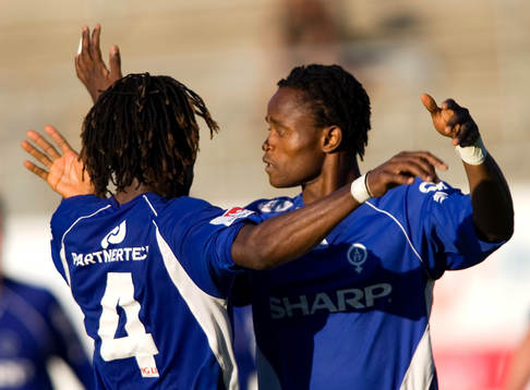 Blaise Mbemba (4) och Sheriff Suma, jubel
