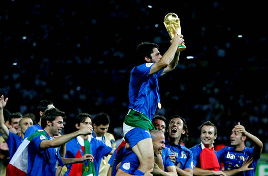 Italien är världsmästare, jubel med pokal.  Gennaro