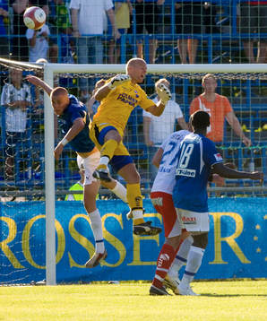 Trångt framför Magnus Jonsson, målvakt, Norrköping