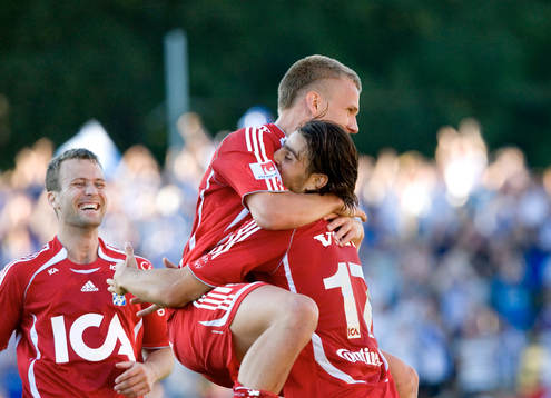 1-4, George Mourad, 2-målsskytten, grattas av de andra