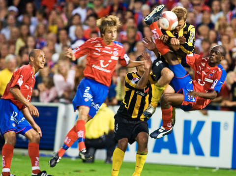 tilltrasslat HIF-anfall. Henrik Larsson (tv) avvaktar