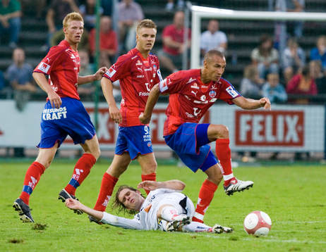 "Henke" Larsson flyger över Lasse Johansson