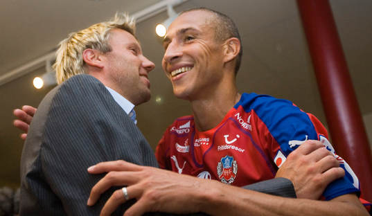 "Henke" Larsson kramas av HIF-tränaren Hans Eklund