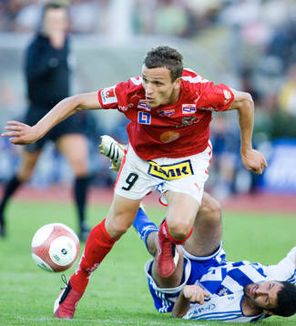 Shpetim Hasani har fått IFK-backen Alejandro Lago på fall