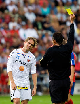 Lasse Johansson, Kalmar, får gult kort, varning