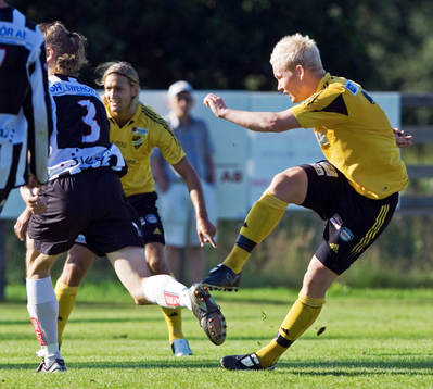 1-1,  Mattias Adelstam laddar, bollen skymd bakom