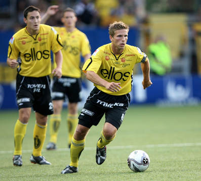 Anders Svensson, Elfsborg driver med bollen. Lagkamraterna