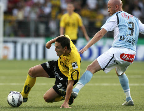 Stefan Ishizaki fläker sig och tar bollen framför Olof