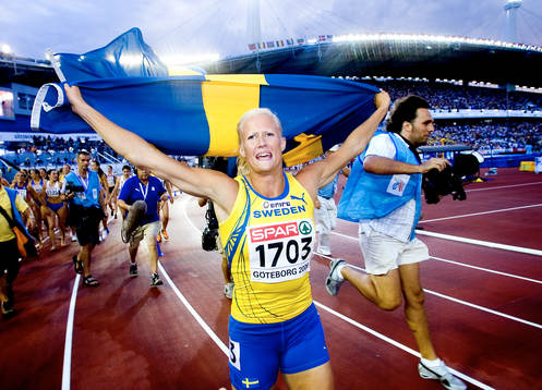 Carolina Klüft firar sin seger med ett ärevarv. Jubel
