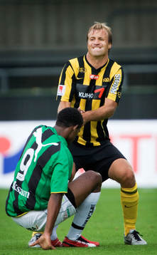 Hans Berggren, Häcken, hjälper Khari Stephenson, GAIS, upp