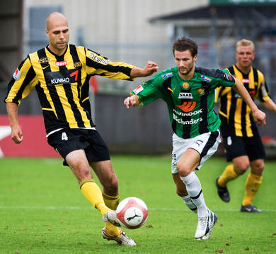 Teddy Lucic, Häcken, skjuter iväg bollen medans han