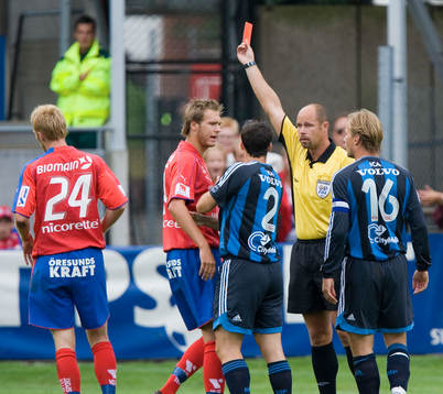 Utvisning, Fredrik Björck sträcker foten mot Markus