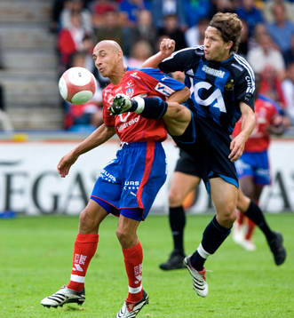 Henrik "Henke" Larsson blir attackerad av Andrej Komac