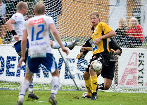 Thomas Magnusson trycker in 0-1 på frisparksretur - och