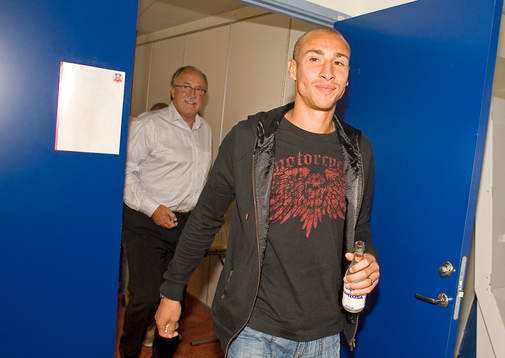Henrik Larsson lämnar lokalen