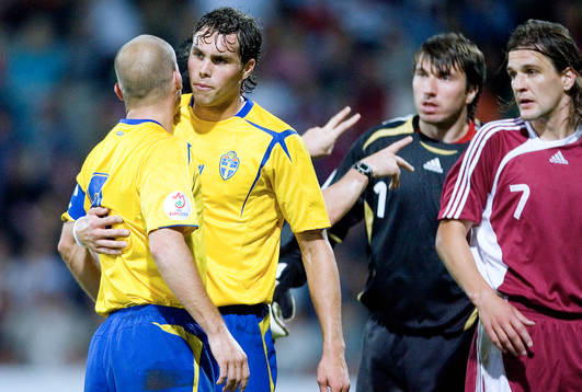 Johan Elmander lugnar ned Fredrik Ljungberg som är