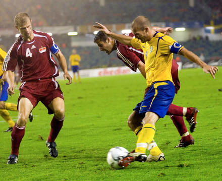 Fredrik Ljungberg tar sig förbi
