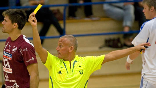 Domare Christer Andersson, gult kort