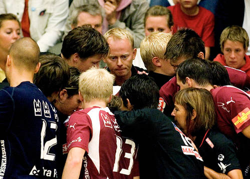 Tränare Magnus Johansson i Lugi samlar sina trupper