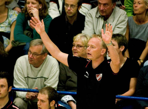 Lugis tränare Magnus Johansson hejar på sitt manskap