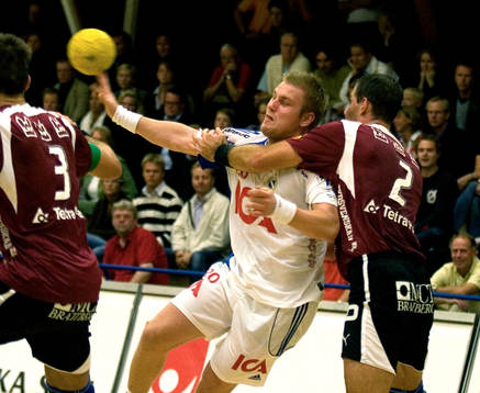 Tommy Pettersson, Redbergslid, blir hårt tagen