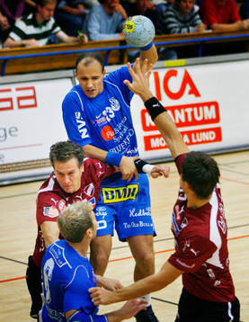Zoran Roganovic, H43, försöker ta sig förbi Johan Folin