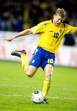 Marcus Allbäck, Sverige fintar bort 2 spanjorer och