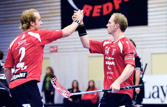 Andreas Johansson och xxx gör high-five