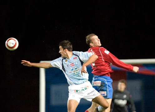 Fredrik Bild nickar undan framför Guillermo Molins