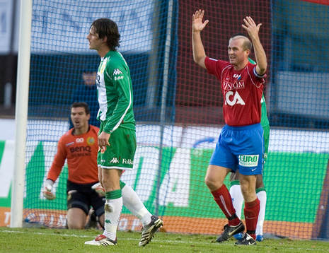 Peter Wibrån slår uppgivet ut med armarna